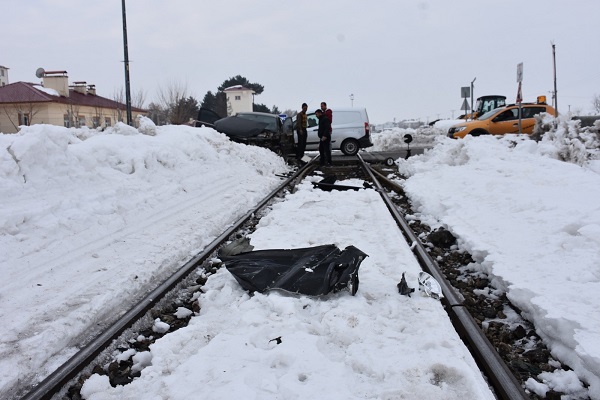 Foto - Faciadan dönüldü | Tren ile otomobil çarpıştı!