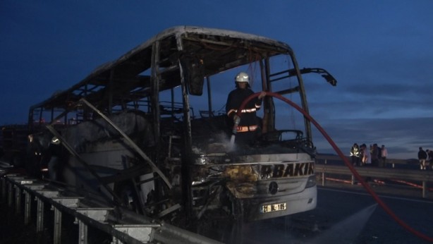 Foto - Faciadan dönüldü: Yolcu otobüsü alev topuna döndü