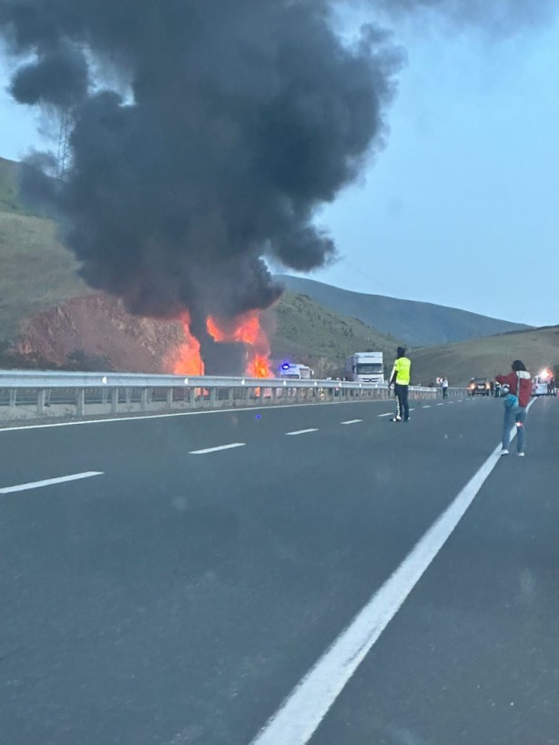 Foto - Faciadan dönüldü: Yolcu otobüsü alev topuna döndü