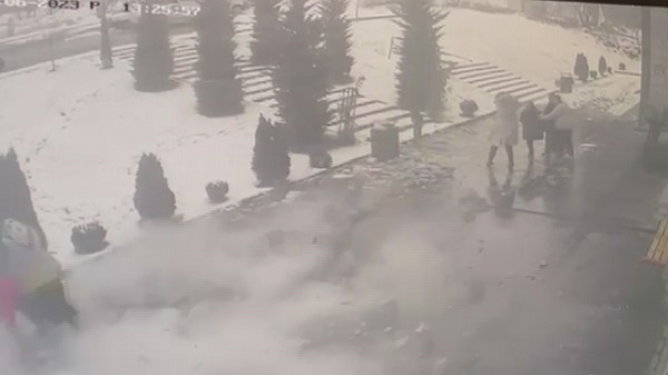 Foto - Faciadan saniyelerle kurtuldular