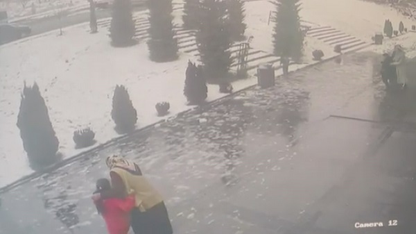 Foto - Faciadan saniyelerle kurtuldular