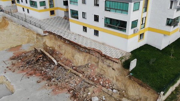 Foto - Facianın eşiğinden döndüler...İstinat duvarı böyle çöktü