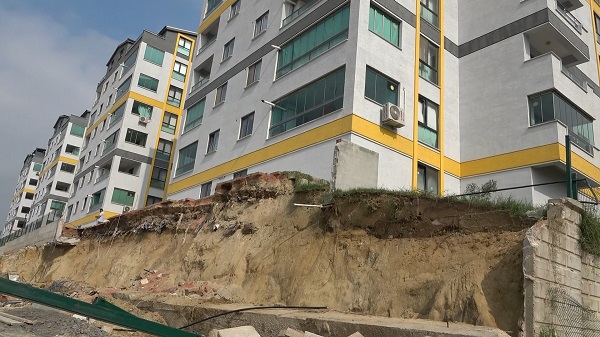 Foto - Facianın eşiğinden döndüler...İstinat duvarı böyle çöktü