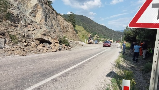 Foto - Facianın eşiğinden dönüldü! Dağdan kopan kaya parçaları yolu kapattı