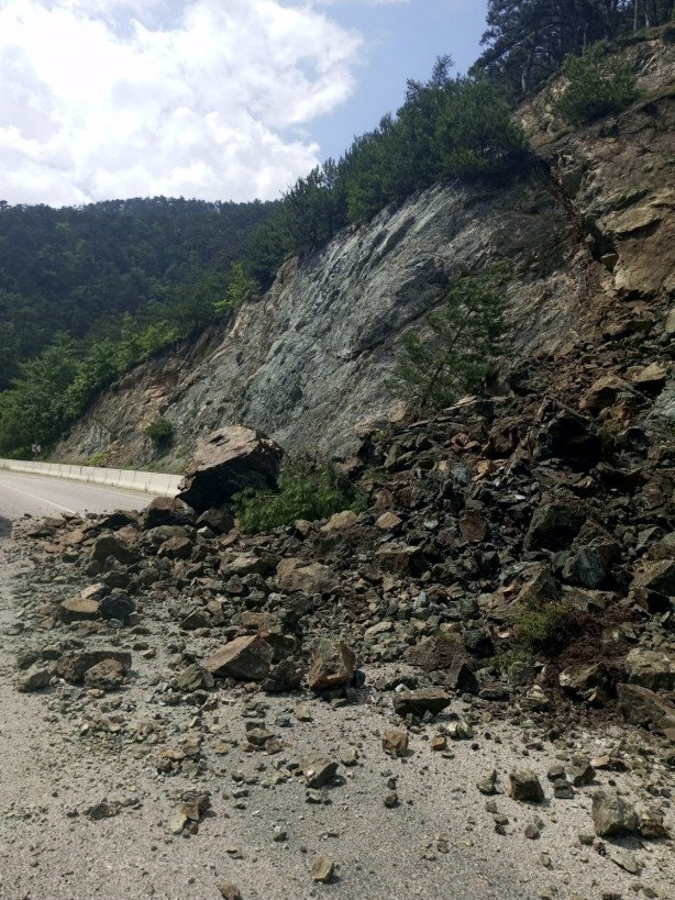 Foto - Facianın eşiğinden dönüldü! Dağdan kopan kaya parçaları yolu kapattı