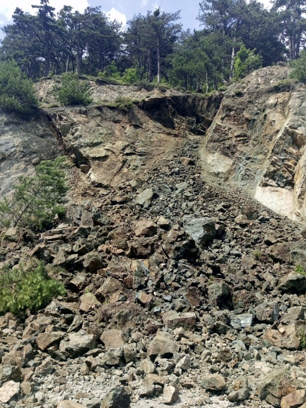 Foto - Facianın eşiğinden dönüldü! Dağdan kopan kaya parçaları yolu kapattı