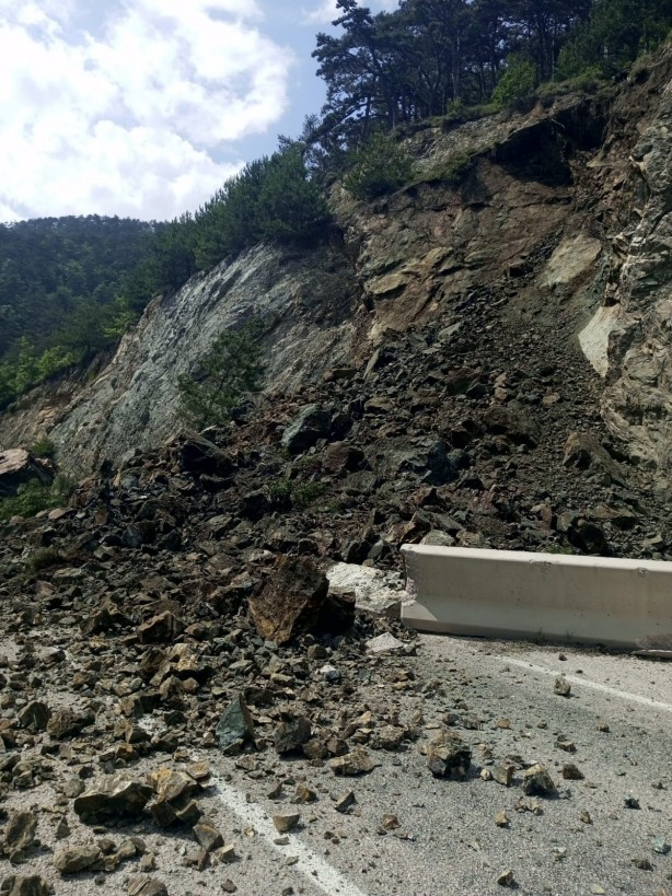 Facianın eşiğinden dönüldü! Dağdan kopan kaya parçaları yolu kapattı