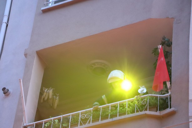 Foto - Facianın eşiğinden dönüldü! Doğal gaz kombisi alev alev yandı