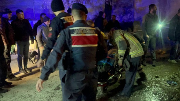 Foto - Facianın eşiğinden dönüldü! Freni boşalan kamyon çocuk parkına daldı