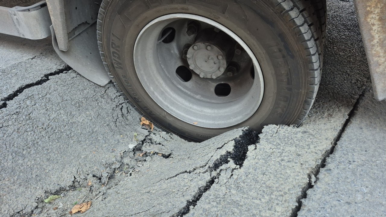 Foto - Facianın eşiğinden dönüldü! İBB’nin döktüğü asfalt hamur gibi çıktı