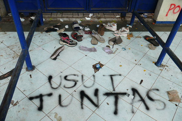 Foto - Facianın yaşandığı stat savaş alanına dönmüş!