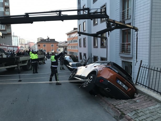 Foto - Faciaya kıl payı! Ümraniye'de istinat duvarı çöktü