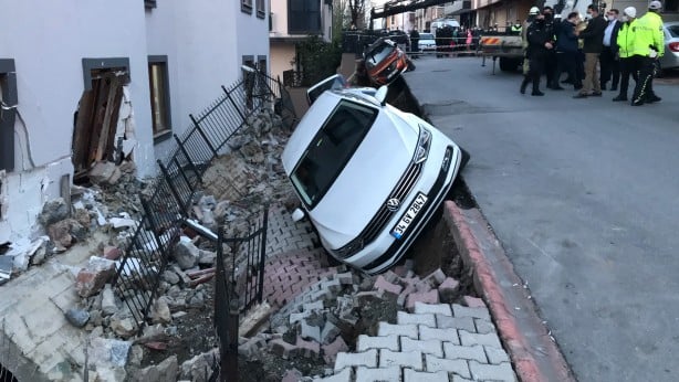 Foto - Faciaya kıl payı! Ümraniye'de istinat duvarı çöktü