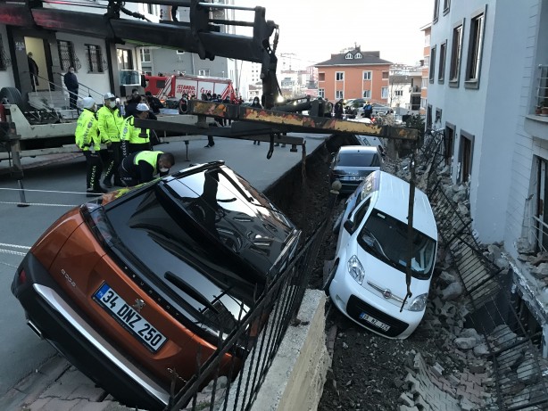 Foto - Faciaya kıl payı! Ümraniye'de istinat duvarı çöktü