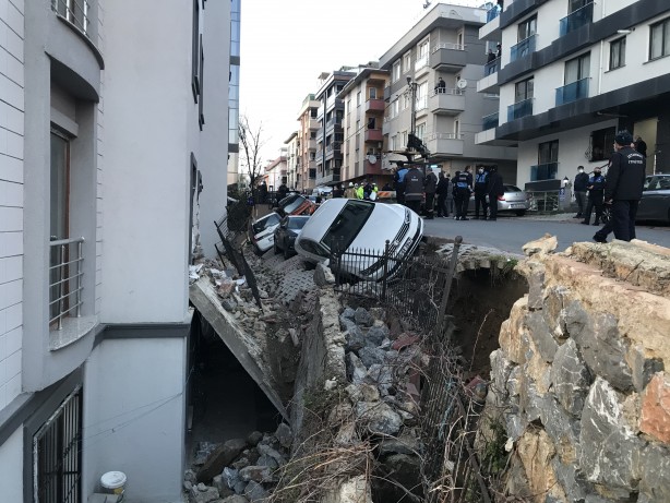 Foto - Faciaya kıl payı! Ümraniye'de istinat duvarı çöktü