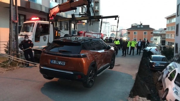 Faciaya kıl payı! Ümraniye'de istinat duvarı çöktü