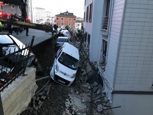 Foto - Faciaya kıl payı! Ümraniye'de istinat duvarı çöktü