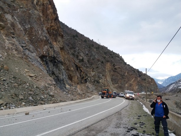 Foto - Faciayı yaşadılar! Dev kayalar köy minibüsünün üzerine düştü