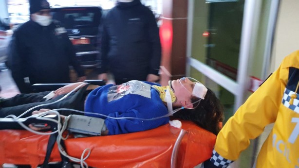 Foto - Faciayı yaşadılar! Dev kayalar köy minibüsünün üzerine düştü