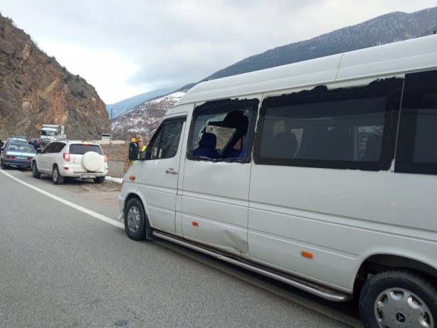 Foto - Faciayı yaşadılar! Dev kayalar köy minibüsünün üzerine düştü