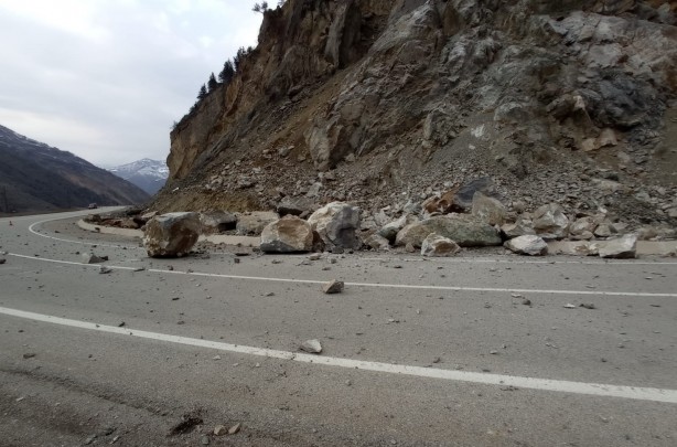 Foto - Faciayı yaşadılar! Dev kayalar köy minibüsünün üzerine düştü