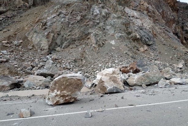 Foto - Faciayı yaşadılar! Dev kayalar köy minibüsünün üzerine düştü