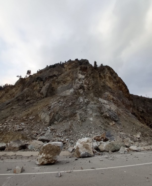 Foto - Faciayı yaşadılar! Dev kayalar köy minibüsünün üzerine düştü