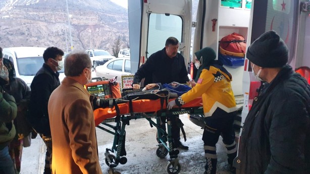 Foto - Faciayı yaşadılar! Dev kayalar köy minibüsünün üzerine düştü