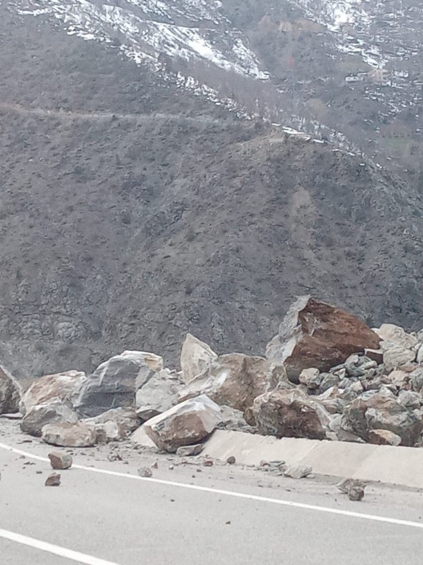 Foto - Faciayı yaşadılar! Dev kayalar köy minibüsünün üzerine düştü