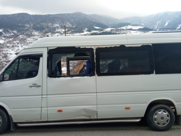 Foto - Faciayı yaşadılar! Dev kayalar köy minibüsünün üzerine düştü