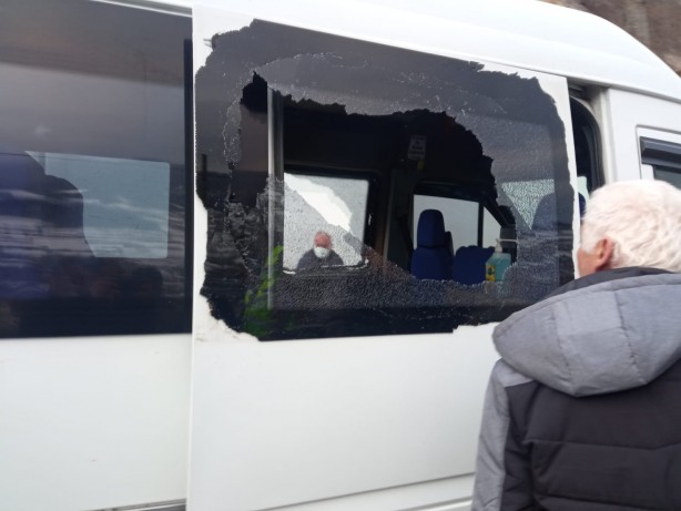 Foto - Faciayı yaşadılar! Dev kayalar köy minibüsünün üzerine düştü