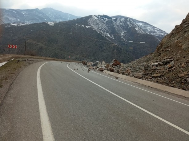 Foto - Faciayı yaşadılar! Dev kayalar köy minibüsünün üzerine düştü