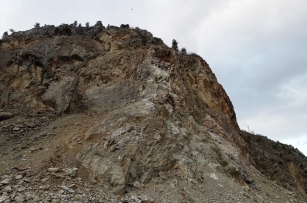 Foto - Faciayı yaşadılar! Dev kayalar köy minibüsünün üzerine düştü