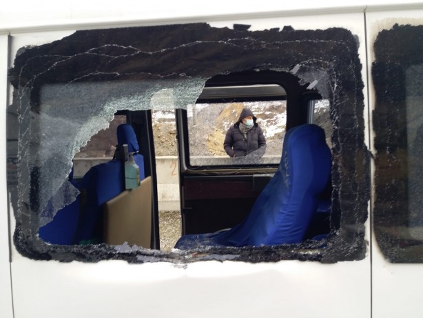 Foto - Faciayı yaşadılar! Dev kayalar köy minibüsünün üzerine düştü