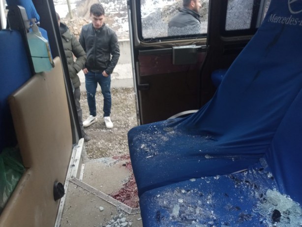 Faciayı yaşadılar! Dev kayalar köy minibüsünün üzerine düştü