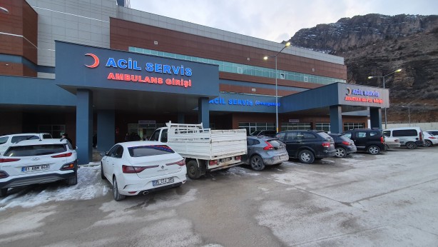 Foto - Faciayı yaşadılar! Dev kayalar köy minibüsünün üzerine düştü