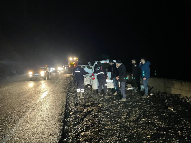 Foto - Faciayı yaşadılar! Yoldan geçerken üzerlerine kaya düştü: 2 yaralı