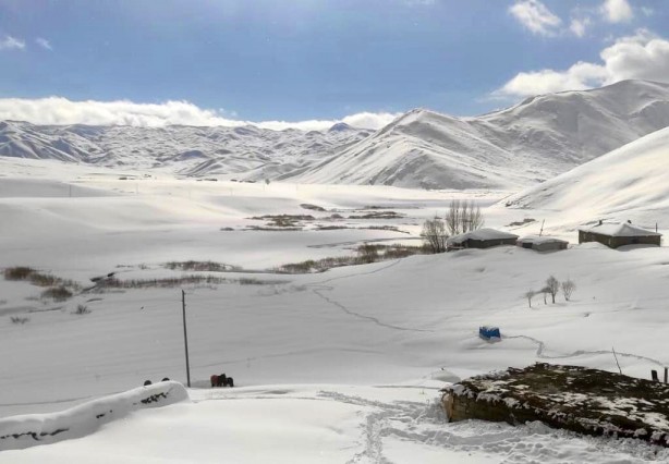 Foto - Faraşin Yaylası'nda yaşayan ailenin karla mücadelesi böyle görüntülendi