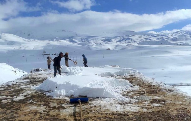 Faraşin Yaylası'nda yaşayan ailenin karla mücadelesi böyle görüntülendi