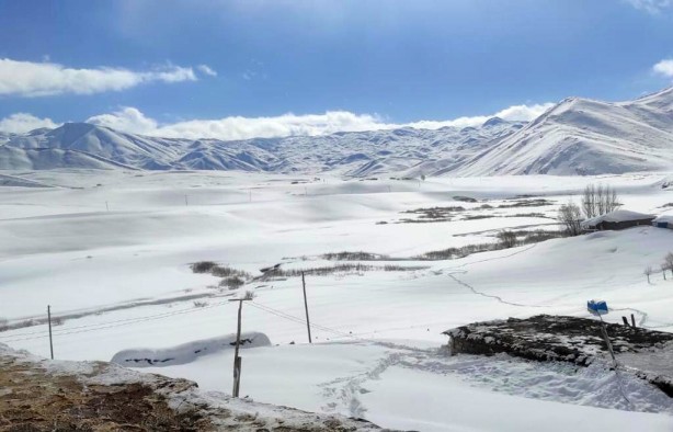 Foto - Faraşin Yaylası'nda yaşayan ailenin karla mücadelesi böyle görüntülendi