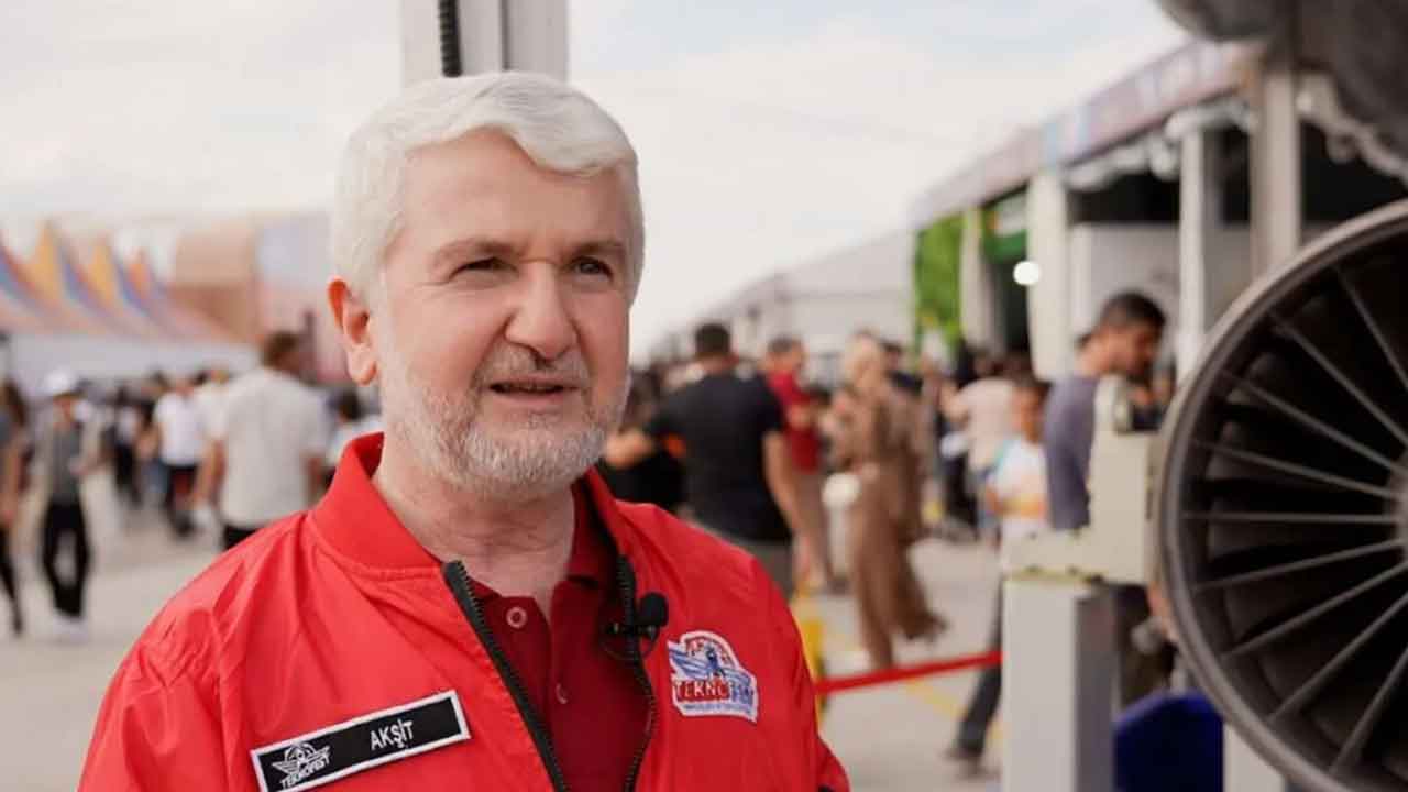 Faruk Akşit 'üç gün gecikmeyle başardık' diyerek Türkiye'ye ilan etti