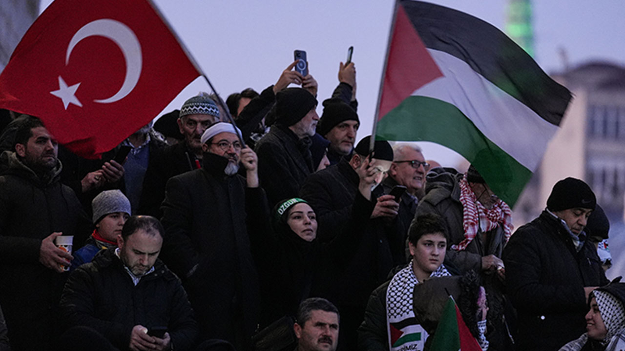 Foto - Fatih Altaylı katılımcılara saldıranlara ‘eline sağlık’ diyordu! Dün 260 bin bugün 450 bin kişi