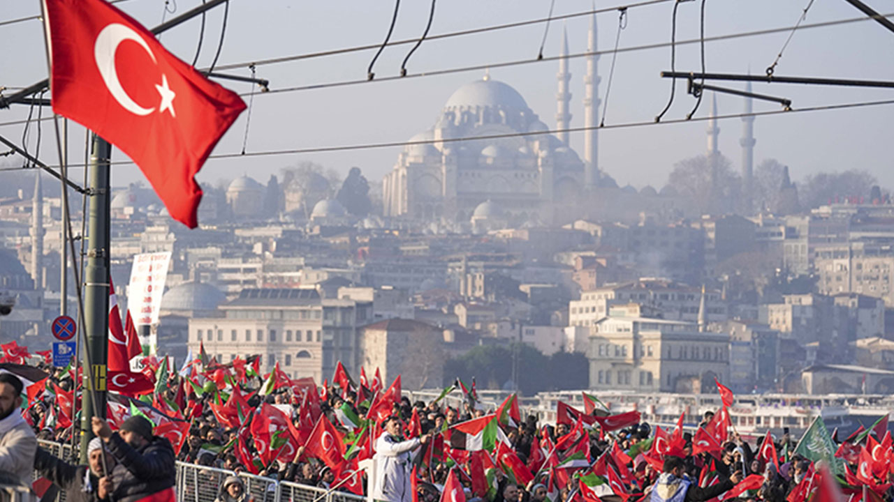 Foto - Fatih Altaylı katılımcılara saldıranlara ‘eline sağlık’ diyordu! Dün 260 bin bugün 450 bin kişi
