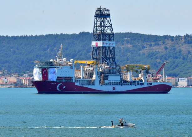 "Fatih" Çanakkale Boğazı'ndan geçti