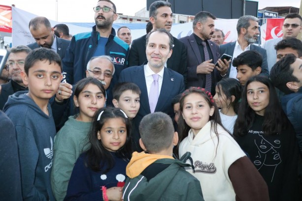 Foto - Fatih Erbakan, deprem çadırında doğan Necmettin Erbakan bebeği sevip, dua etti!