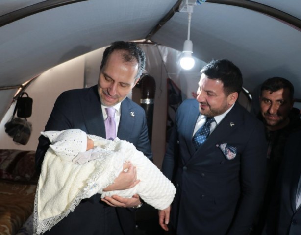 Foto - Fatih Erbakan, deprem çadırında doğan Necmettin Erbakan bebeği sevip, dua etti!
