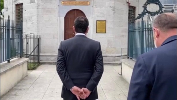 Fatih’e saygısızlık eden İmamoğlu Anıtkabir’de el pençe divan durmuş