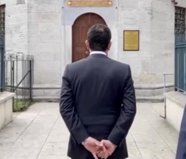 Foto - Fatih’e saygısızlık eden İmamoğlu Anıtkabir’de el pençe divan durmuş