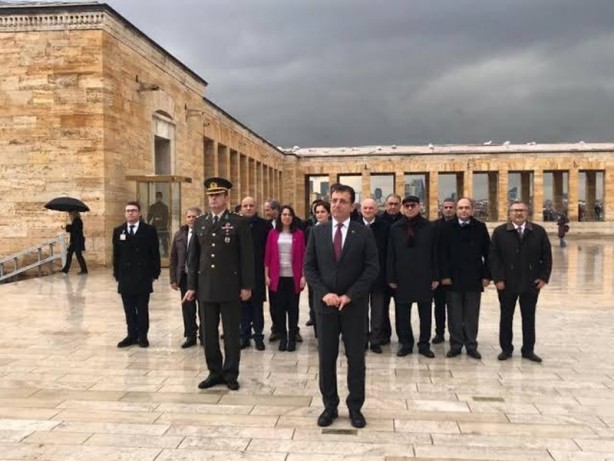 Foto - Fatih’e saygısızlık eden İmamoğlu Anıtkabir’de el pençe divan durmuş