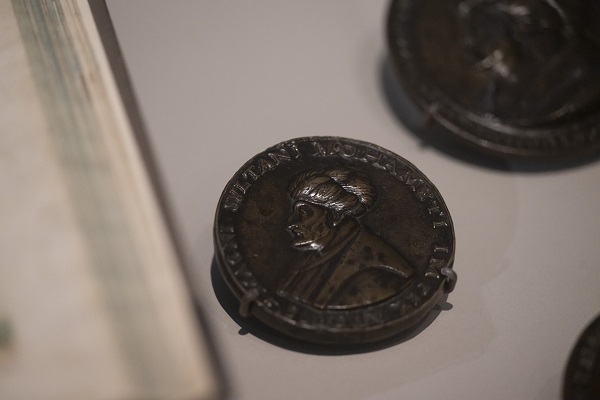 Foto - Fatih'in Londra'da sergilenen portresindeki önemli detay! O tablonun üzerinde bakın ne yazıyor